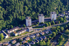 Vue aérienne de Trois tours résidentielles sur la Ignaz-Bruder-Straße à le quartier Batzenhäusle in Waldkirch dans le département Bade-Wurtemberg, Allemagne