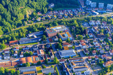 Vue aérienne de Geschwister-Scholl-Gymnasium, Centre d'école professionnelle Waldkirch et SICK Training à Waldkirch dans le département Bade-Wurtemberg, Allemagne