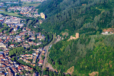 Vue aérienne de Ruines de Kastelburg vues de l'est à Waldkirch dans le département Bade-Wurtemberg, Allemagne