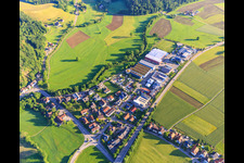 Vue aérienne de Au tunnel avec Wasserkraft Volk AG, Deco Point Mayer et Götz + Moriz GmbH - Matériaux de construction à Gutach im Breisgau dans le département Bade-Wurtemberg, Allemagne