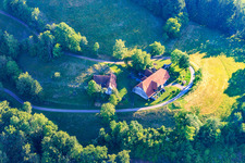 Vue aérienne de Schwarzwaldhof am Hillersberg à le quartier Niederwinden in Winden im Elztal dans le département Bade-Wurtemberg, Allemagne