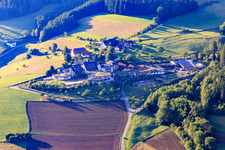 Vue aérienne de Elztalhotel avec piscine intérieure ronde à le quartier Rüttlersberg in Winden im Elztal dans le département Bade-Wurtemberg, Allemagne
