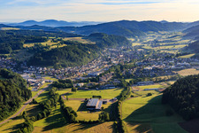 Vue aérienne de Vue de la ville dans la vallée de l'Elz depuis le sud-ouest à Elzach dans le département Bade-Wurtemberg, Allemagne