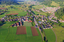 Vue aérienne de Vue de la vallée de l'Elz depuis le nord-est à le quartier Oberwinden in Winden im Elztal dans le département Bade-Wurtemberg, Allemagne