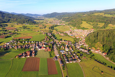 Vue aérienne de Vue de la vallée de l'Elz depuis le nord-est à le quartier Allmend in Winden im Elztal dans le département Bade-Wurtemberg, Allemagne