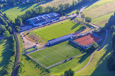 Vue aérienne de Informa Elzach Studio de fitness et terrains de sport du SF Elzach-Yach eV et du Tennisclub Grün-Weiss Elzach eV à le quartier Stauden in Elzach dans le département Bade-Wurtemberg, Allemagne