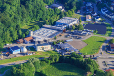 Vue aérienne de Zone industrielle Telfer Straße avec abattoir Gustav Winterhalter, Becherer Möbelwerkstätten Innenausbau GmbH, siège du concessionnaire automobile Hin Elzach, station d'épuration Elzach à le quartier Weinersberg in Elzach dans le département Bade-Wurtemberg, Allemagne