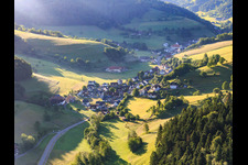 Vue aérienne de Vue du village dans le Yachbachtal depuis l'ouest à le quartier Yach in Elzach dans le département Bade-Wurtemberg, Allemagne