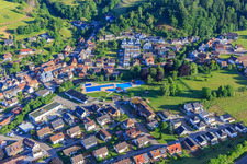Vue aérienne de Piscine Elzach à le quartier Wellishöfe in Elzach dans le département Bade-Wurtemberg, Allemagne