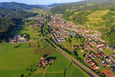 Vue aérienne de Vue du village dans la vallée de l'Elz depuis le nord-est à le quartier Wellishöfe in Elzach dans le département Bade-Wurtemberg, Allemagne