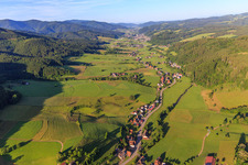 Vue aérienne de Elztal depuis le nord-est à le quartier Unterprechtal in Elzach dans le département Bade-Wurtemberg, Allemagne