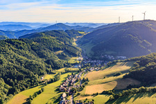 Vue aérienne de District d'Oberprechtal et Landwasserstraße jusqu'à Prinzbachhof avec le parc éolien Prechtaler Schanze à le quartier Dorf in Elzach dans le département Bade-Wurtemberg, Allemagne