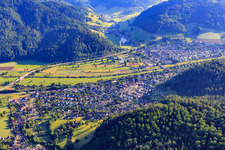 Vue aérienne de Vue de la ville depuis le sud dans la vallée de la Kinzig à Hausach dans le département Bade-Wurtemberg, Allemagne