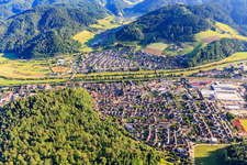 Vue aérienne de Vue d'ensemble de la ville depuis le sud à Hausach dans le département Bade-Wurtemberg, Allemagne