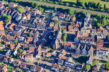 Vue aérienne de Rue principale avec l'église Saint-Maurice à Hausach dans le département Bade-Wurtemberg, Allemagne
