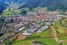 Vue aérienne de Vue de la ville depuis l'est à Haslach im Kinzigtal dans le département Bade-Wurtemberg, Allemagne