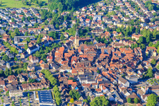 Vue aérienne de Centre-ville historique vu du nord avec l'église Saint-Arbogast à Haslach im Kinzigtal dans le département Bade-Wurtemberg, Allemagne