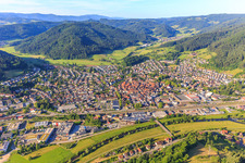 Vue aérienne de Vue d'ensemble de la ville depuis le nord à Haslach im Kinzigtal dans le département Bade-Wurtemberg, Allemagne