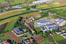 Vue aérienne de Zone industrielle Grünweg au pont de la Kinzig avec Mabetec Painting and Varnishing Technology GmbH, mabetec Coating Technology GmbH, Spengler Roofing and Concrete Plant Mall GmbH à le quartier Bollenbach in Haslach im Kinzigtal dans le département Bade-Wurtemberg, Allemagne