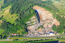 Vue aérienne de Carrière de Schotterwerk Steinach GmbH à Steinach dans le département Bade-Wurtemberg, Allemagne