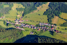 Vue aérienne de Vue du village depuis l'est à le quartier Prinzbach in Biberach dans le département Bade-Wurtemberg, Allemagne