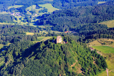 Vue aérienne de Ruines du château de Hohengeroldseck sur le Schloßberg depuis le sud à Seelbach dans le département Bade-Wurtemberg, Allemagne