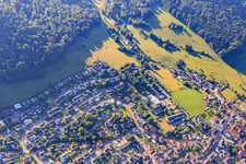 Vue aérienne de Rue de la Forêt-Noire et cimetière de l'école à Seelbach dans le département Bade-Wurtemberg, Allemagne