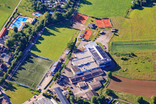 Vue aérienne de Terrains de sport du FSV Seelbach eV et de New Albea Kunststofftechnik GmbH à Seelbach dans le département Bade-Wurtemberg, Allemagne