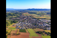 Vue aérienne de Vue de la ville depuis le nord à le quartier Wonnental in Kenzingen dans le département Bade-Wurtemberg, Allemagne