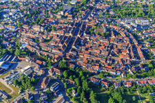 Vue aérienne de Cercle supérieur et inférieur et rue principale depuis le sud à le quartier Wonnental in Kenzingen dans le département Bade-Wurtemberg, Allemagne