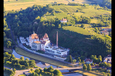 Vue aérienne de Ancienne brasserie Riegeler sur l'Elz avec galerie d'art Messmer et Römerbräu Riegel - Brasserie à Riegel am Kaiserstuhl dans le département Bade-Wurtemberg, Allemagne