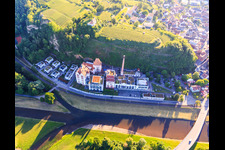 Vue aérienne de Ancienne brasserie Riegeler sur l'Elz avec galerie d'art Messmer et Römerbräu Riegel - Brasserie à Riegel am Kaiserstuhl dans le département Bade-Wurtemberg, Allemagne