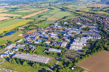 Vue aérienne de Zone industrielle sur l'ancien Dreisam avec Otto Männer GmbH et Maier Küchen GmbH à Bahlingen am Kaiserstuhl dans le département Bade-Wurtemberg, Allemagne