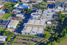 Vue aérienne de Zone industrielle sur l'ancien Dreisam avec Otto Männer GmbH et Maier Küchen GmbH à Bahlingen am Kaiserstuhl dans le département Bade-Wurtemberg, Allemagne