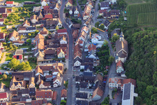Vue aérienne de Église paroissiale de l'Assomption de Marie à le quartier Wasenweiler in Ihringen dans le département Bade-Wurtemberg, Allemagne