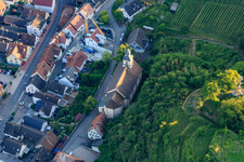 Vue aérienne de Église paroissiale de l'Assomption de Marie à le quartier Wasenweiler in Ihringen dans le département Bade-Wurtemberg, Allemagne