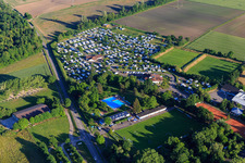 Vue aérienne de Kaiserstuhl Camping et Kaiserstuhlbad à Ihringen dans le département Bade-Wurtemberg, Allemagne