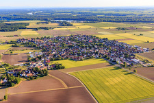 Vue aérienne de Vue du village depuis le nord à le quartier Gündlingen in Breisach am Rhein dans le département Bade-Wurtemberg, Allemagne