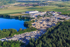 Vue aérienne de Gravière Rimsinger Baggersee / Niederrimsingen avec Betonwerk Müller GmbH & Co. KG, P & S-Beton GmbH & Co. KG et H+H Kalksandstein GmbH à le quartier Oberrimsingen in Breisach am Rhein dans le département Bade-Wurtemberg, Allemagne