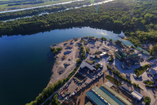 Vue aérienne de Gravière Breisach am Rhein avec MSW Metallhandel Südwest GmbH et Adolf Braun KG usine de gravier et de béton prêt à l'emploi à le quartier Gündlingen in Breisach am Rhein dans le département Bade-Wurtemberg, Allemagne