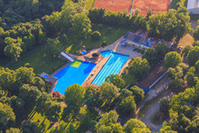 Vue aérienne de Piscine de la forêt de Breisach à Breisach am Rhein dans le département Bade-Wurtemberg, Allemagne