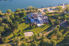 Vue aérienne de Piscine Sirénia à Vogelgrun dans le département Haut-Rhin, France