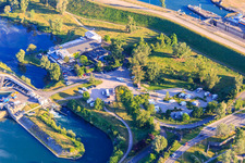 Vue aérienne de Parking Campingcar et Hôtel Le Caballin à Vogelgrun dans le département Haut-Rhin, France