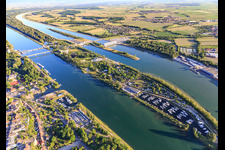 Vue aérienne de Île du Rhin avec écluse, pont du Rhin, port de plaisance à Vogelgrun dans le département Haut-Rhin, France