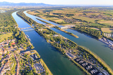 Vue aérienne de Île du Rhin entre Breisach et Vogelgrün avec écluse, pont du Rhin, marina à Breisach am Rhein dans le département Bade-Wurtemberg, Allemagne