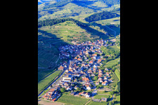 Vue aérienne de Village viticole du Kaiserstuhl vu du sud-ouest à le quartier Achkarren in Vogtsburg im Kaiserstuhl dans le département Bade-Wurtemberg, Allemagne