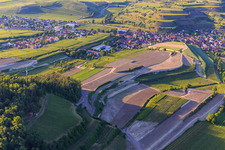 Vue aérienne de Chantier de réaménagement de vignobles en terrasses à le quartier Oberrotweil in Vogtsburg im Kaiserstuhl dans le département Bade-Wurtemberg, Allemagne
