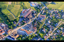 Vue aérienne de Centre médical Médecins généralistes de l'Association des vignerons de Kaiserstuhl et Oberrotweiler eG à le quartier Oberrotweil in Vogtsburg im Kaiserstuhl dans le département Bade-Wurtemberg, Allemagne