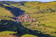 Vue aérienne de Village viticole du Kaiserstuhl vu de l'ouest à le quartier Oberrotweil in Vogtsburg im Kaiserstuhl dans le département Bade-Wurtemberg, Allemagne