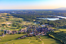 Vue aérienne de Village viticole du Kaiserstuhl vu du nord à le quartier Burkheim in Vogtsburg im Kaiserstuhl dans le département Bade-Wurtemberg, Allemagne